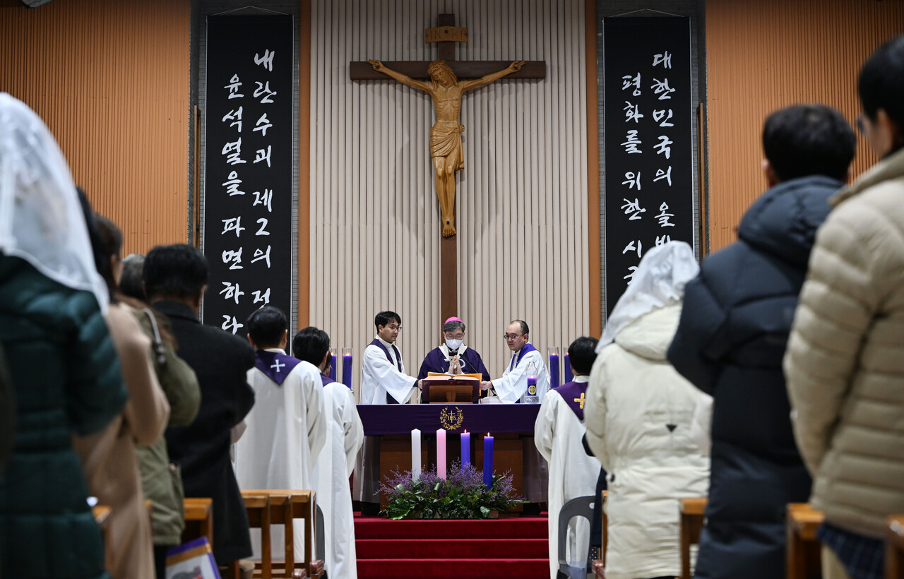 광주 동구 남동5·18기념성당에서 '대한민국의 올바른 정의와 평화를 위한 시국미사'가 열리고 있다. 2024.12.12./자료사진=뉴시스