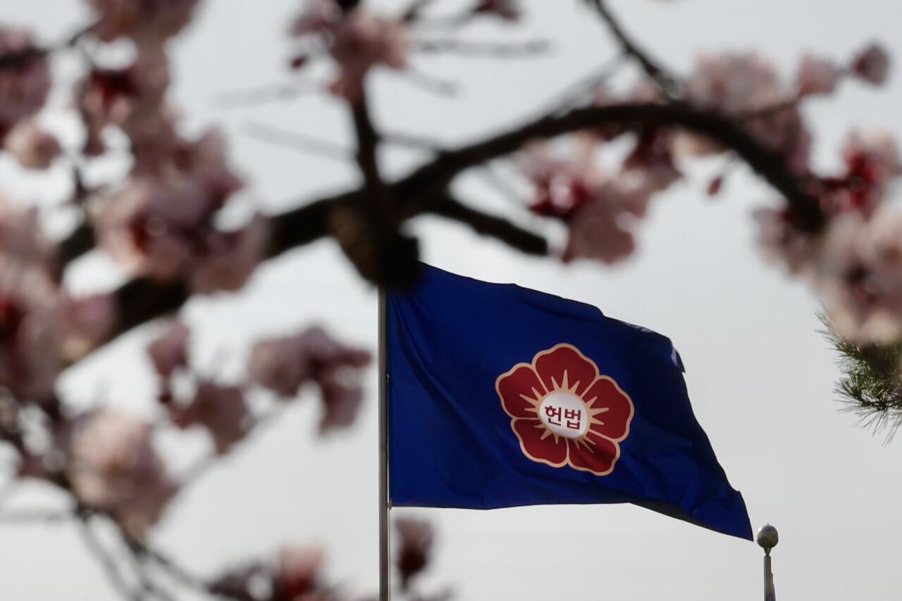헌법재판관들이 변론종결 이후 장기간 평의를 거쳐 윤석열 대통령 탄핵심판의 쟁점들에 관한 검토를 상당수 마친 것으로 알려진 가운데 31일 오전 서울 종로구 헌법재판소에서 깃발이 바람에 휘날리고 있다. 2025.03.31./뉴시스