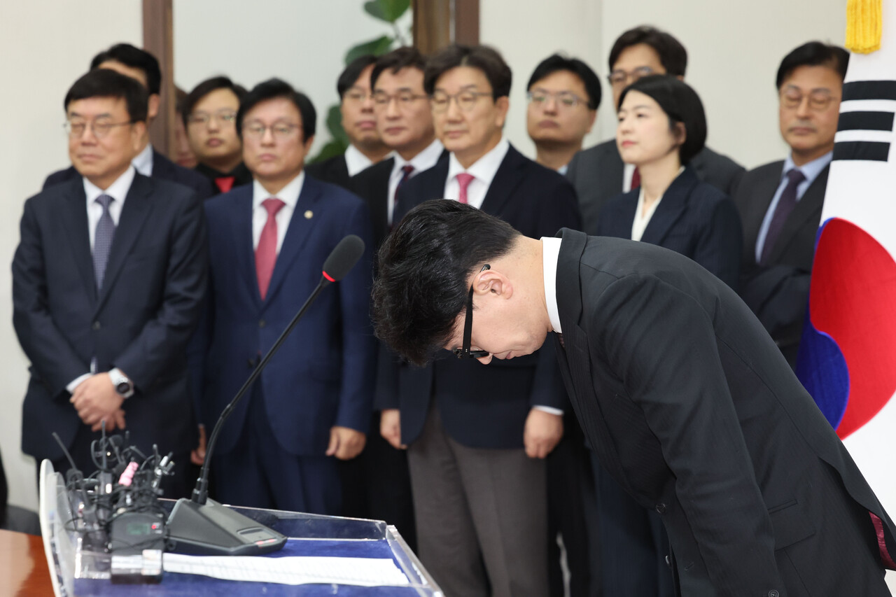 한동훈 국민의힘 대표가 16일 오전 서울 여의도 국회에서 열린 당대표 사퇴 기자회견에서 머리숙여 사과하고 있다./사진=뉴시스