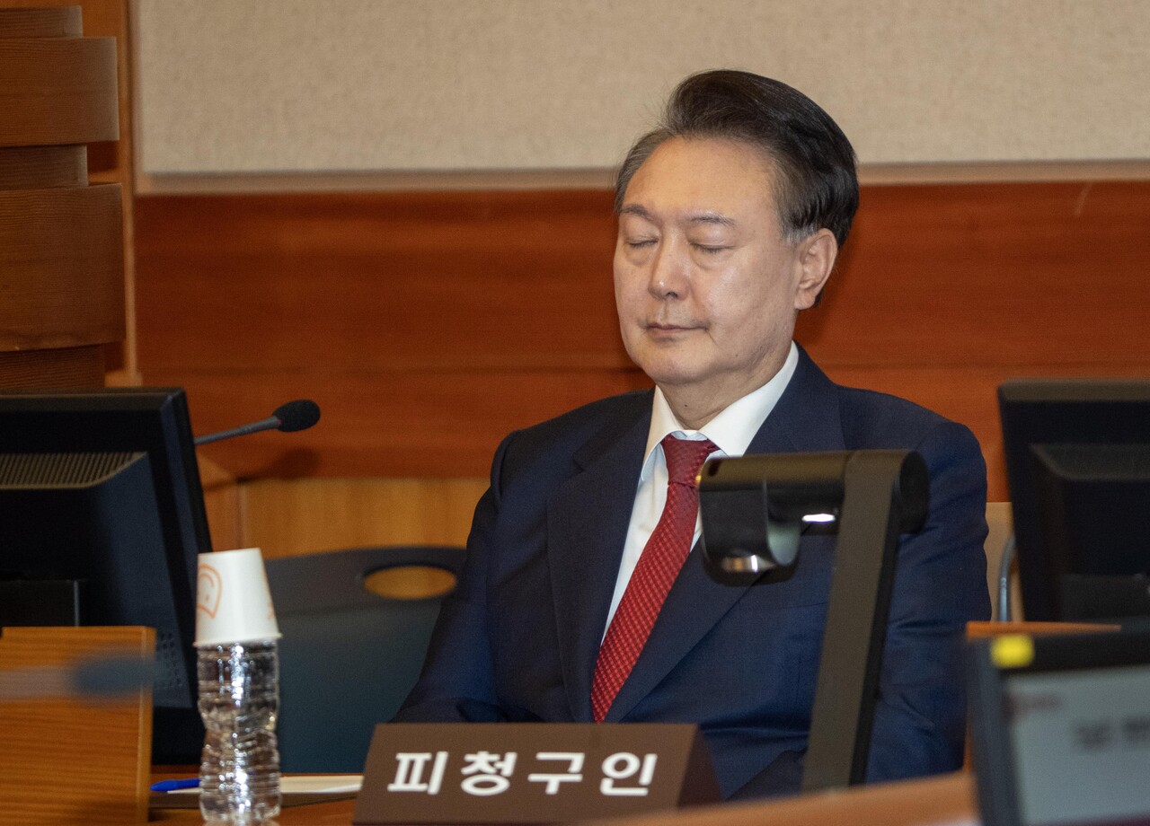 윤석열 대통령이 20일 오후 서울 종로구 헌법재판소 대심판정에서 열린 탄핵심판 10차 변론기일에 출석해 눈을 감고 있다. 2025.02.20./뉴시스=공동취대단
