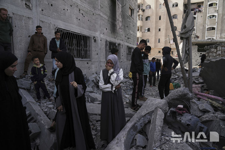 2일(현지 시간) 가자지구 칸유니스에서 팔레스타인 주민들이 이스라엘의 공습으로 피해 당한 현장을 살펴보고 있다. 이스라엘군은 가자지구 북부 주민들에게 서쪽 대피소로 이동하라는 대피 명령을 내렸다. 2025.04.03. / 사진=뉴시스