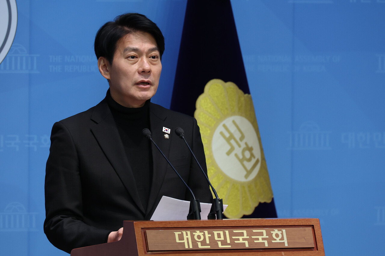 한민수 더불어민주당 대변인이 9일 오전 서울 여의도 국회 소통관에서 국민의힘 제1야당 대표 전담 특위 및 이진우·여인형 접견 관련 브리핑을 하고 있다. 2025.02.09./사진=뉴시스