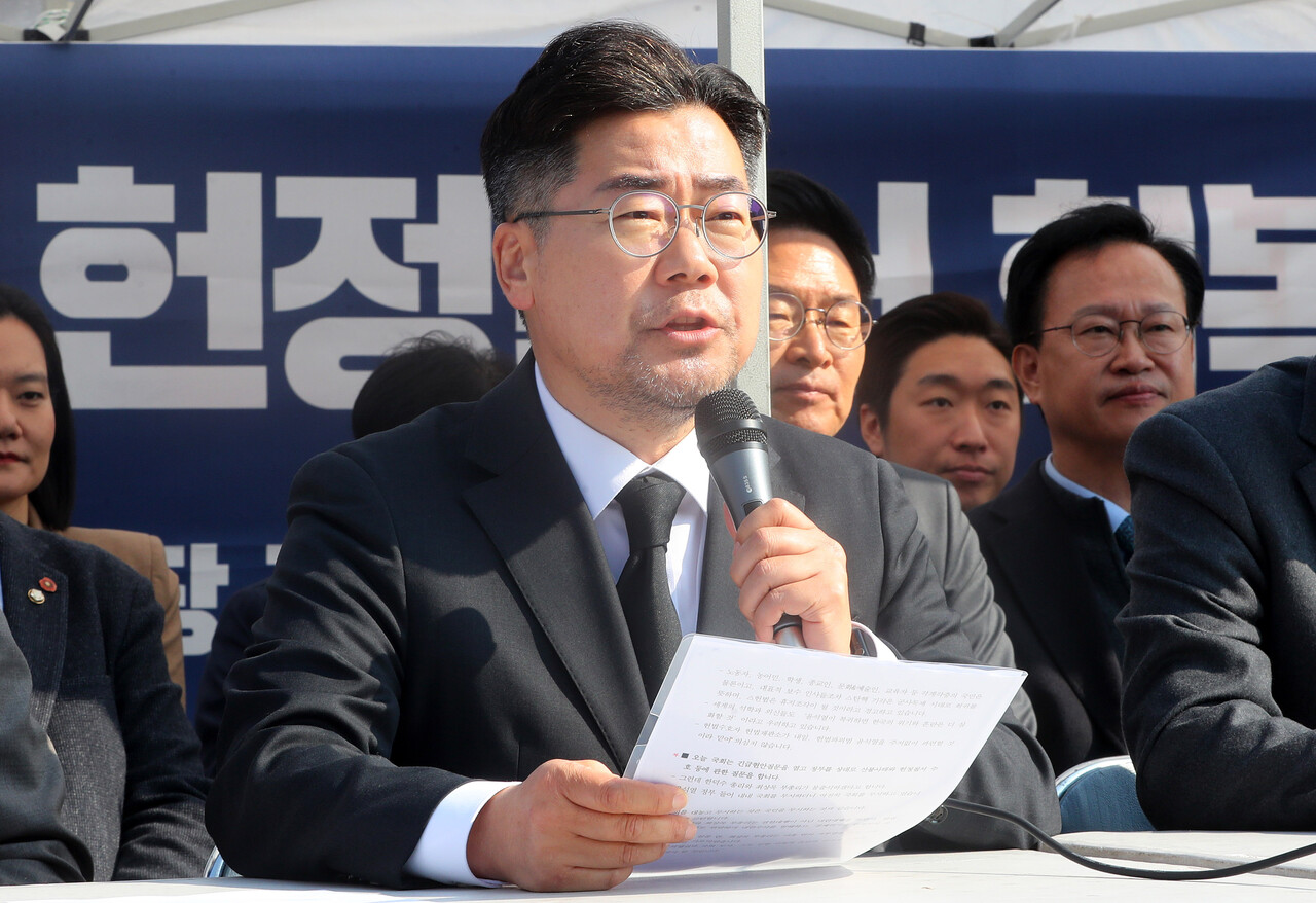 박찬대 더불어민주당 원내대표가 3일 오전 서울 종로구 광화문에 마련된 천막당사에서 열린 정책조정회의에서 발언하고 있다./사진=뉴시스