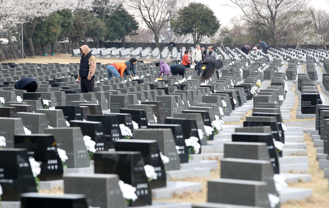 제77주년 제주4·3 추념일인 3일 오전 제주시 봉개동 제주4·3평화공원 행방불명인 묘역에 희생자 유족들의 발걸음이 이어지고 있다. /사진=뉴시스