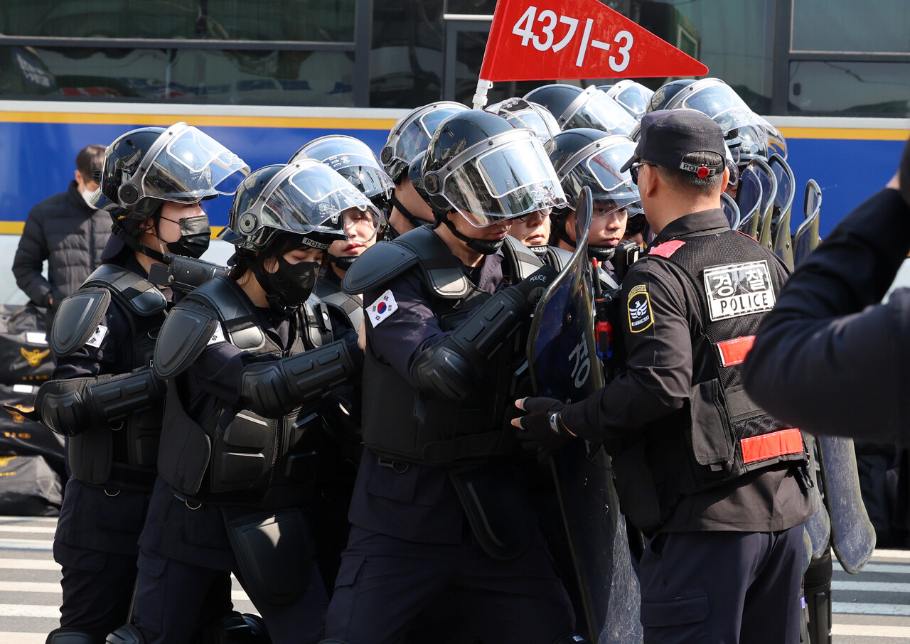 윤석열 대통령 탄핵 심판 선고를 하루 앞두고 서울에 을호비상이 발령된 3일 오후 서울 종로구 안국역 인근에서 경찰 기동대가 훈련을 하고 있다. / 사진=뉴시스