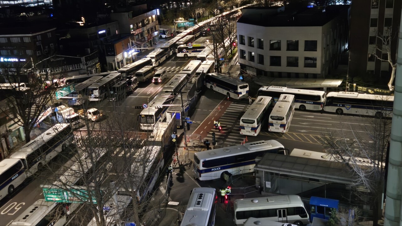 4일 새벽 헌재 인근 안국역 일대에 경찰 차벽이 세워졌다.2025.04.04/이로운넷