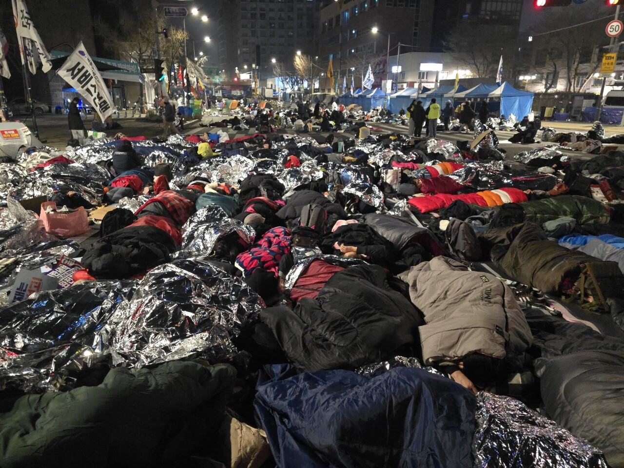 4일 새벽 안국역 6벌 출구 일대에 윤석열 파면을 촉구하는 시민들이 철야 농성을 하고 있다. 2024.04.04./이로운넷