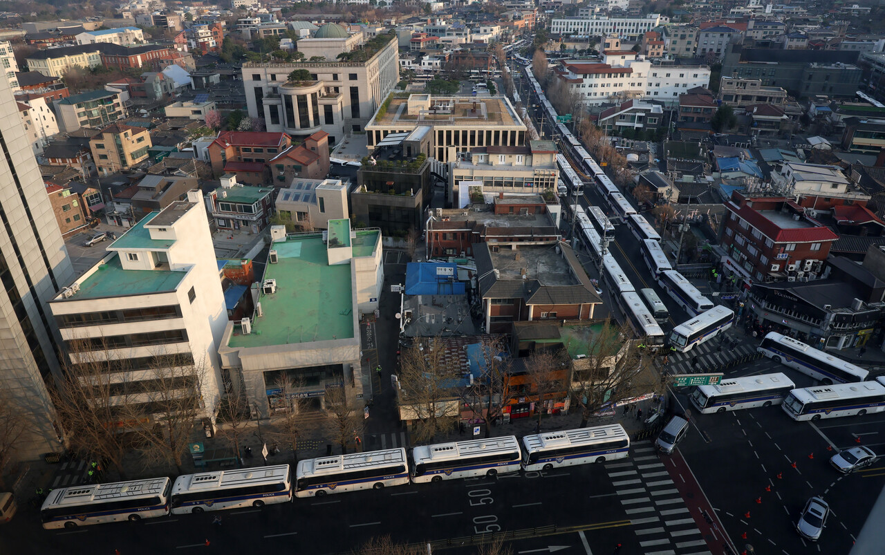 윤석열 대통령 탄핵 심판 선고를 이틀 앞둔 2일 오전 서울 종로구 헌법재판소 인근 도로가 통제되며 경찰 차벽이 세워져 있다 / 사진=뉴시스