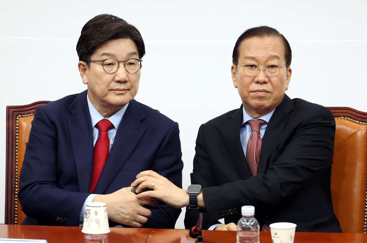 권영세 국민의힘 비상대책위원장과 권성동(왼쪽) 원내대표가 4일 오전 서울 여의도 국회에서 열린 비상대책위원회의에서 대화를 하고 있다 / 사지=뉴시스