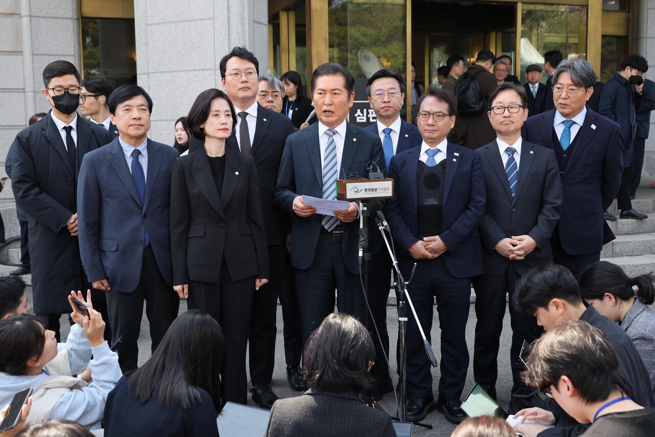 윤석열 대통령이 파면된 4일 서울 종로구 헌법재판소에서 정청래 국회 탄핵소추단장 등이 입장을 밝히고 있다. / 사진=뉴시스
