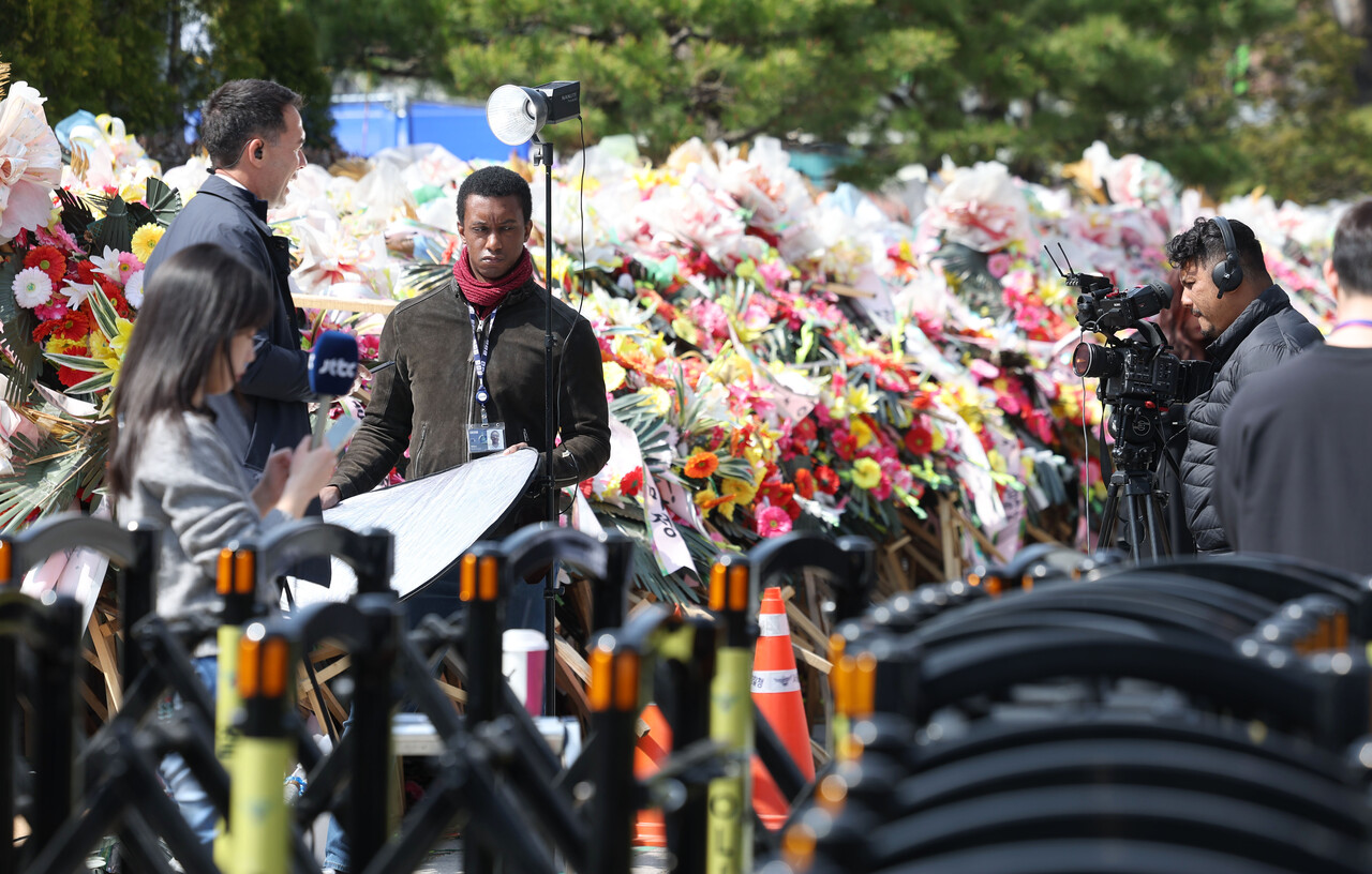 윤석열 전 대통령이 파면된 4일 서울 종로구 헌법재판소 앞에서 외신이 보도하고 있다 / 사진=뉴시스