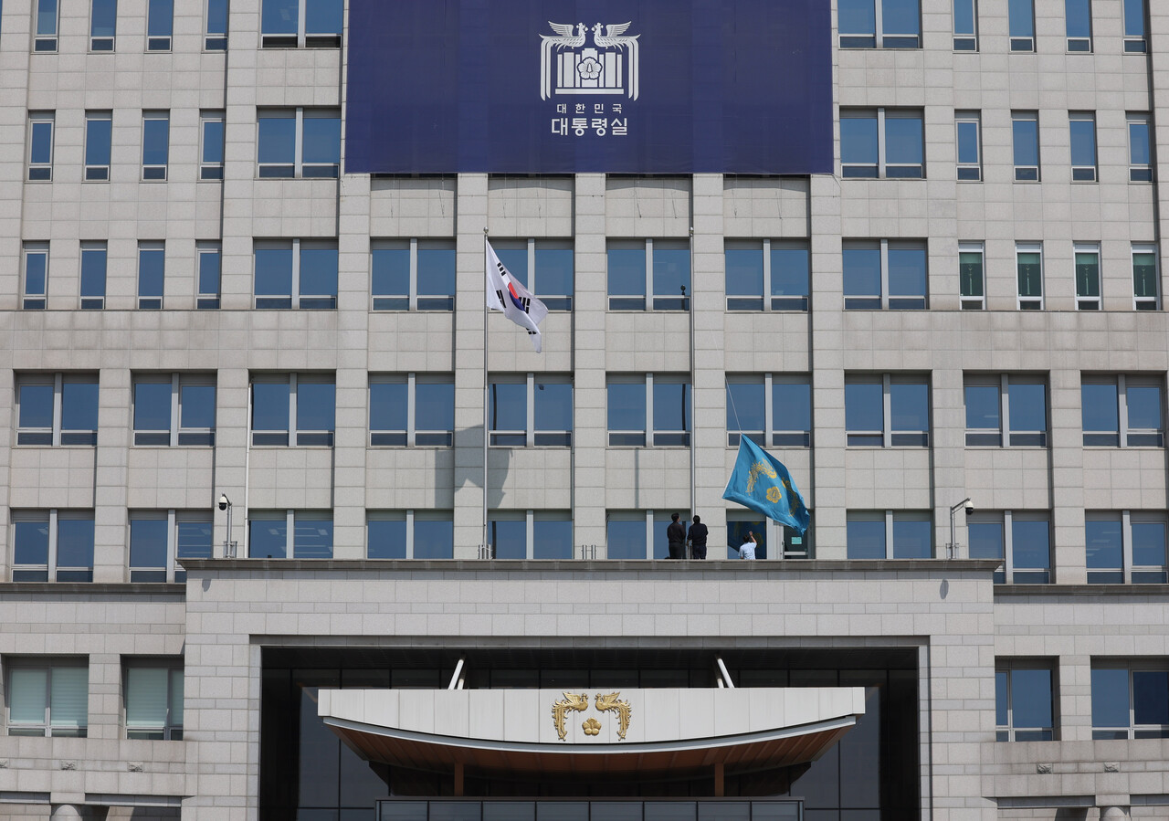 헌법재판소가 윤석열 대통령의 탄핵사건에 대해 인용을 선고한 4일 서울 용산 대통령실 청사에서 관계자들이 봉황기를 하기하고 있다. / 사진=뉴시스