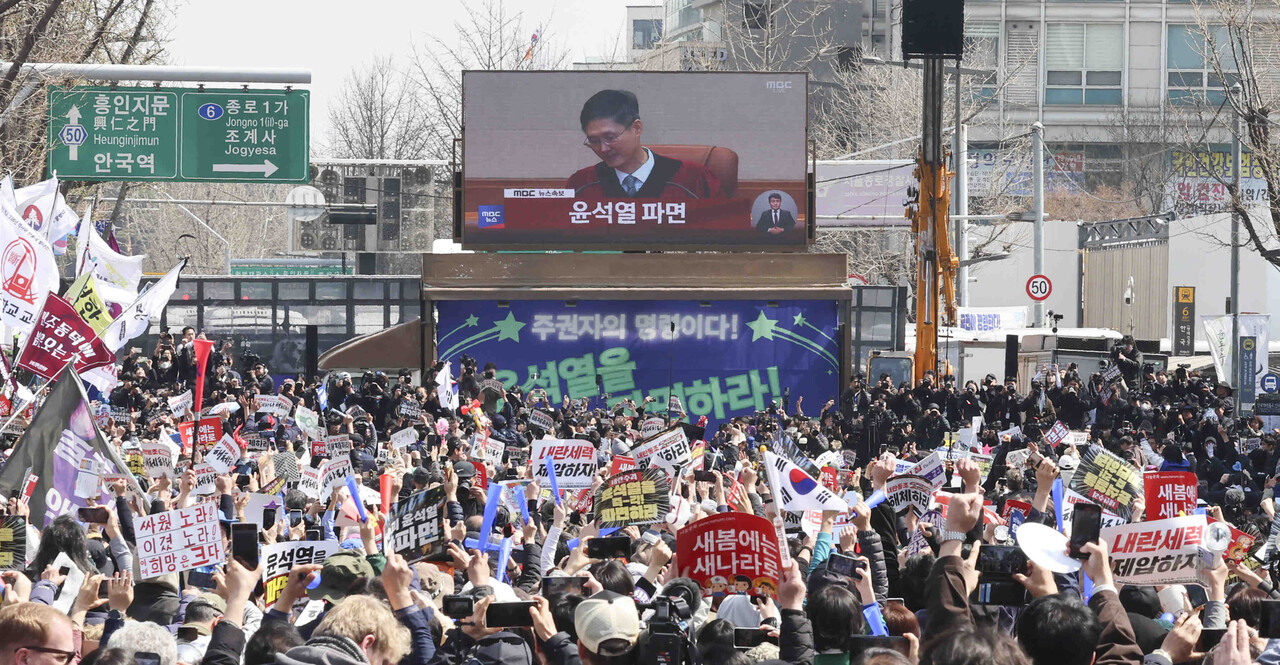 헌법재판소가 윤석열 대통령에 대한 탄핵을 선고한 가운데 4일 서울 종로구 안국역 인근에 설치된 전광판에 뉴스가 나오고 있다. / 사진=뉴시스