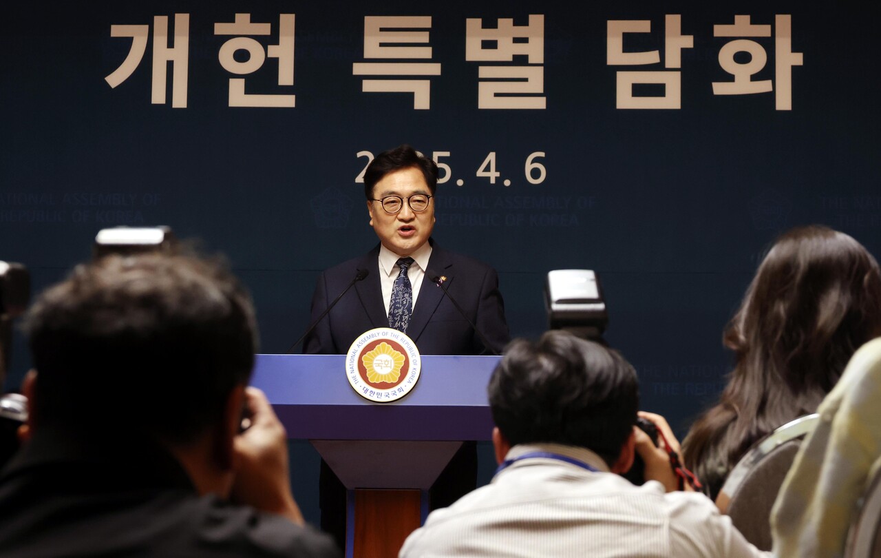 우원식 국회의장이 6일 오후 서울 여의도 국회 사랑재에서 열린 개헌관련 긴급 기자회견에서 발언을 하고 있다. 2025.04.06./뉴시스