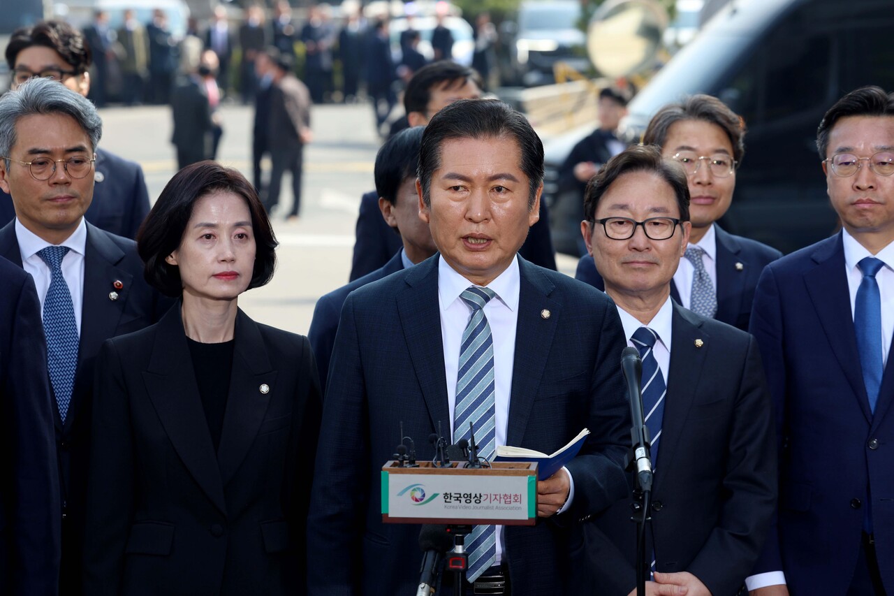 사진공동취재단 = 윤석열 대통령의 탄핵심판 선고일인 4일 서울 종로구 헌법재판소에서 국회 탄핵소추위원장인 정청래 법제사법위원장 등이 심판정으로 들어서기 앞서 발언하고 있다. 2025.04.04./뉴시스