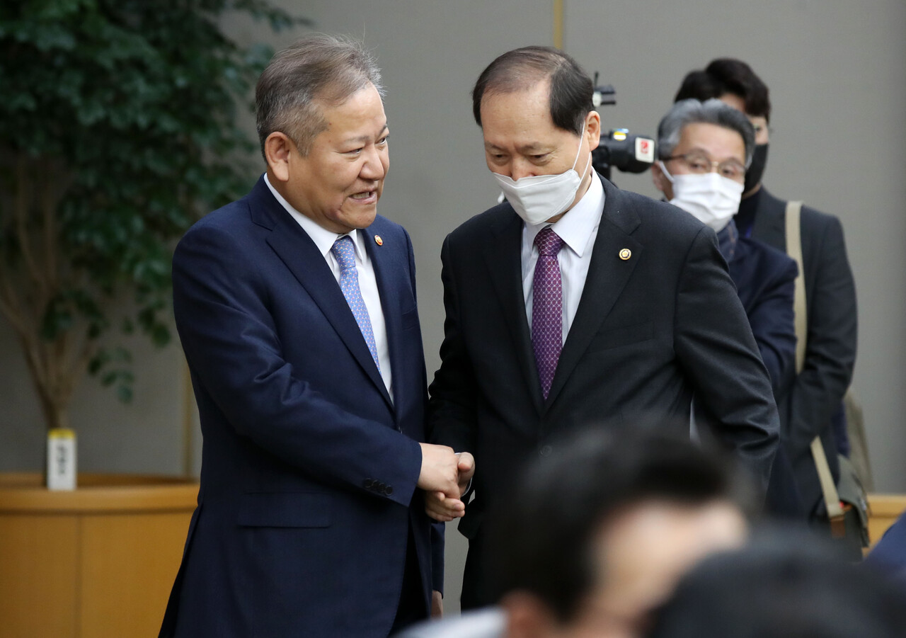 이상민(왼쪽) 행정안전부 장관과 이완규 법제처장이 7일 정부세종청사에서 열린 국무회의에 앞서 대화하고 있다. 2023.02.07/뉴시스
