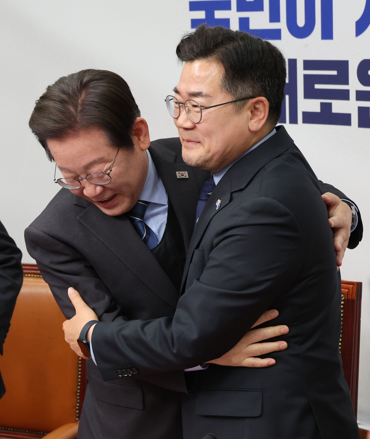 이재명 더불어민주당 대표가 9일 오전 서울 여의도 국회에서 열린 최고위원회의에서 당대표 사퇴 의사를 밝힌 뒤 박찬대 원내대표와 포옹하고 있다./사진=뉴시스