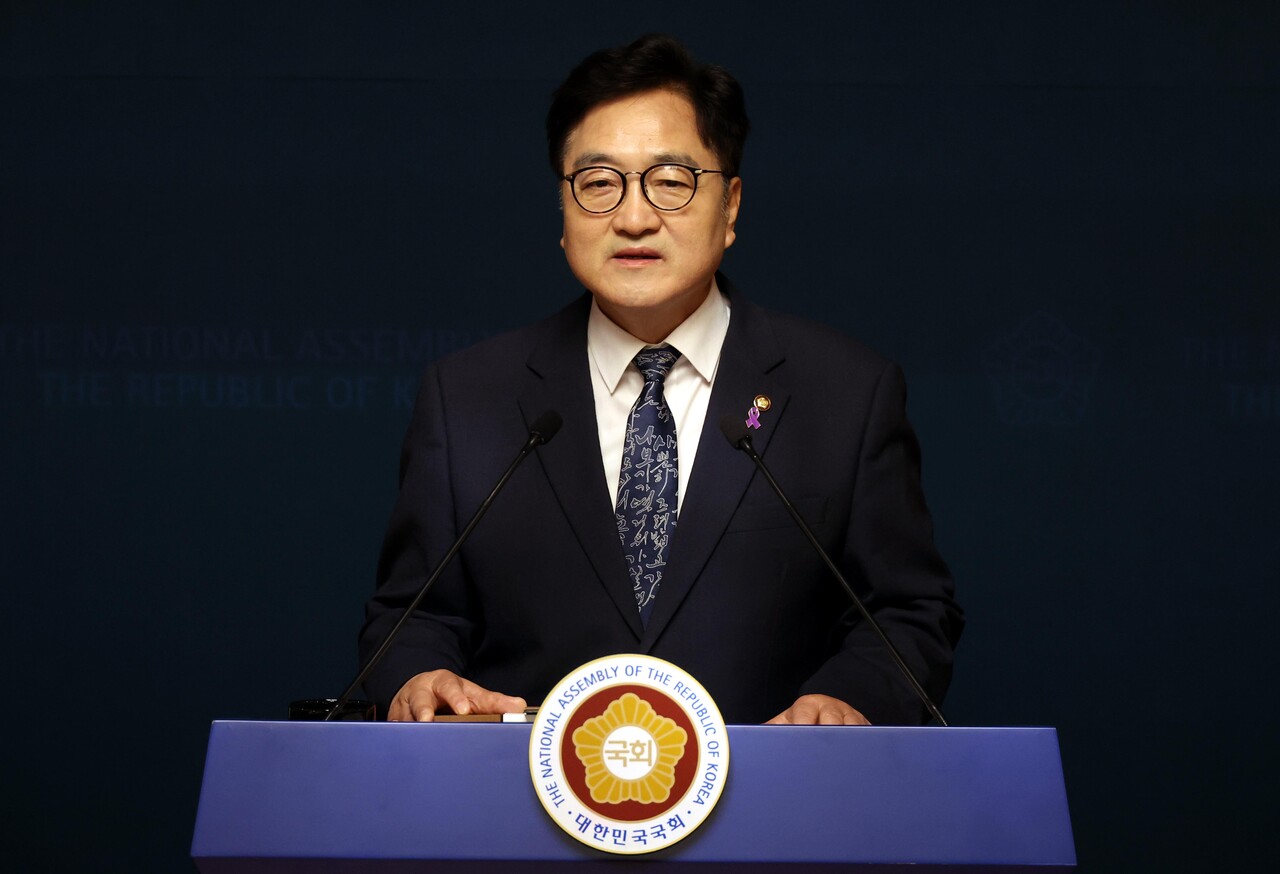 우원식 국회의장이 6일 오후 서울 여의도 국회 사랑재에서 열린 개헌관련 긴급 기자회견에서 발언을 하고 있다./사진=뉴시스