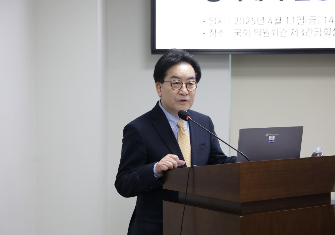 11일 서울 여의도 국회 국회의원관 제3간담회실에서 '정책에서 실행으로, 돌봄통합지원법의 실효성을 말하다' 토론회가 개최됐다. 남기창 이로운넷 편집국장이 인사말을 전하고 있다. 2025.04.11/사진=조은결 기자