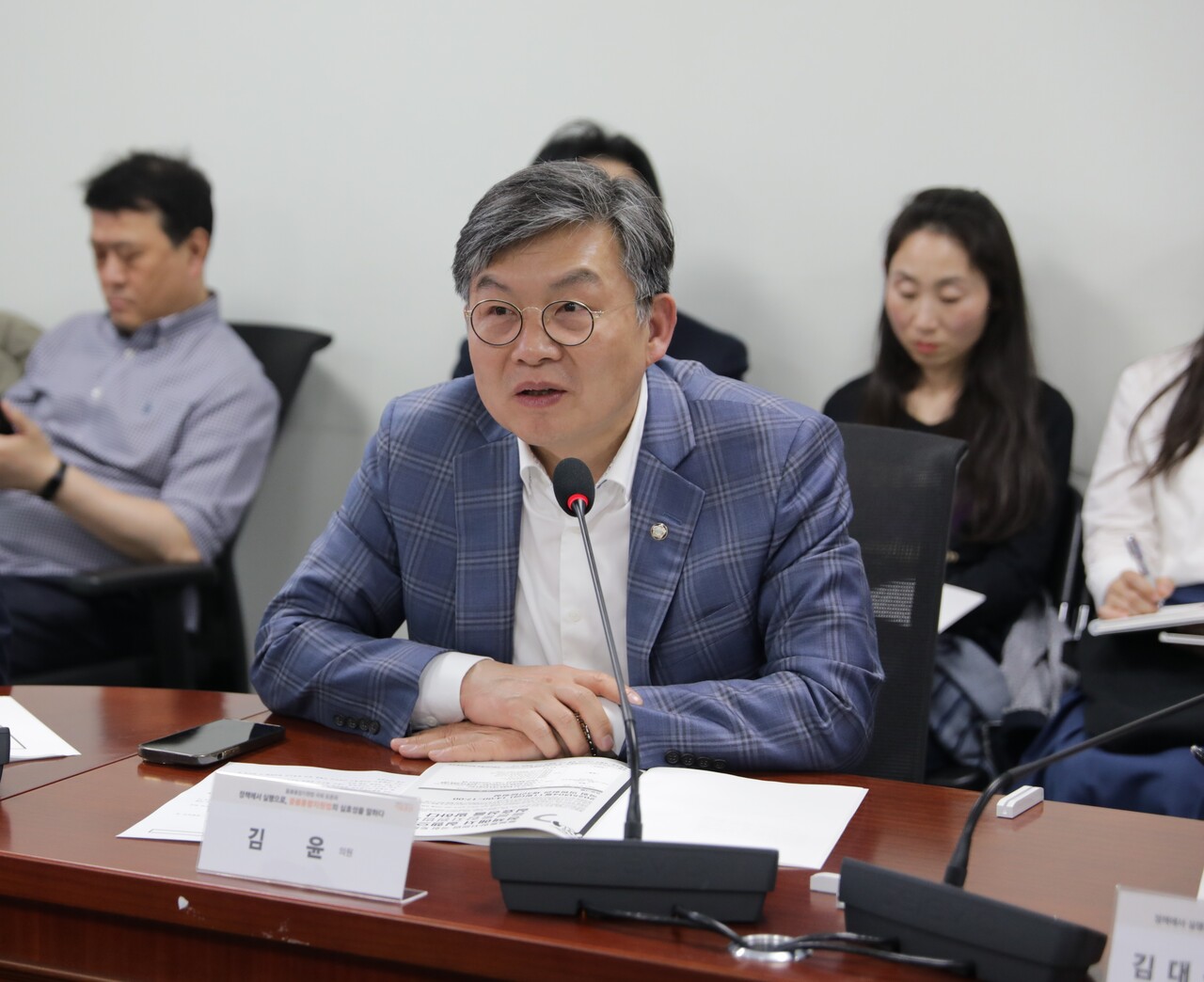 11일 서울 여의도 국회 국회의원관 제3간담회실에서 '정책에서 실행으로, 돌봄통합지원법의 실효성을 말하다' 토론회가 개최됐다. 김윤 더불어민주당 의원이 축사를 건네고 있다. 2025.04.11/사진=조은결 기자