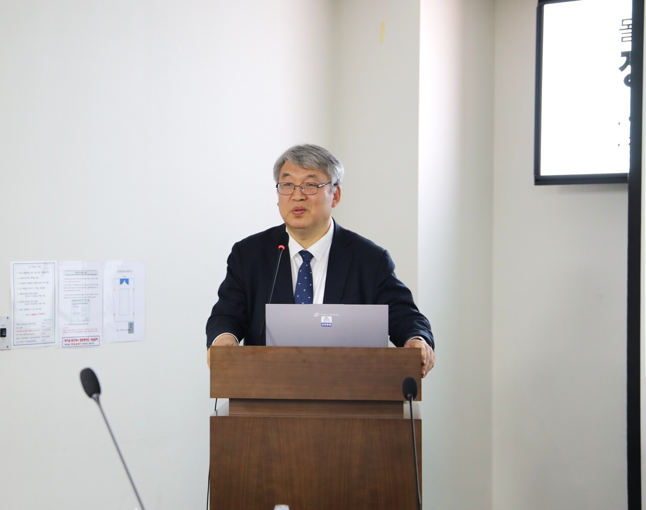 11일 서울 여의도 국회 국회의원관 제3간담회실에서 '정책에서 실행으로, 돌봄통합지원법의 실효성을 말하다' 토론회가 개최됐다. 발언하는 임종한 인하대 교수. 2025.04.11/사진=조은결 기자