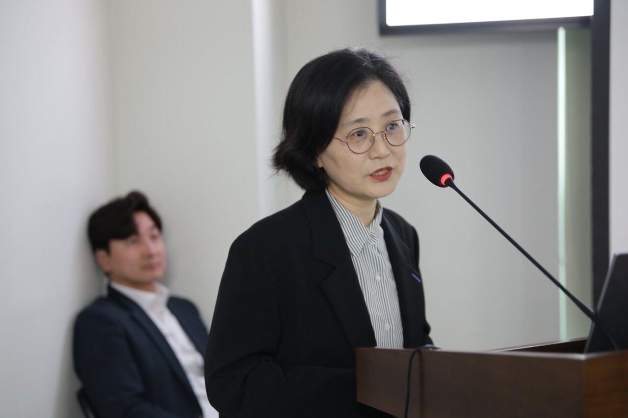 11일 서울 여의도 국회 국회의원관 제3간담회실에서 '정책에서 실행으로, 돌봄통합지원법의 실효성을 말하다' 토론회가 개최됐다. 발언하는 김연아 성공회대 교수. 2025.04.11/사진=조은결 기자