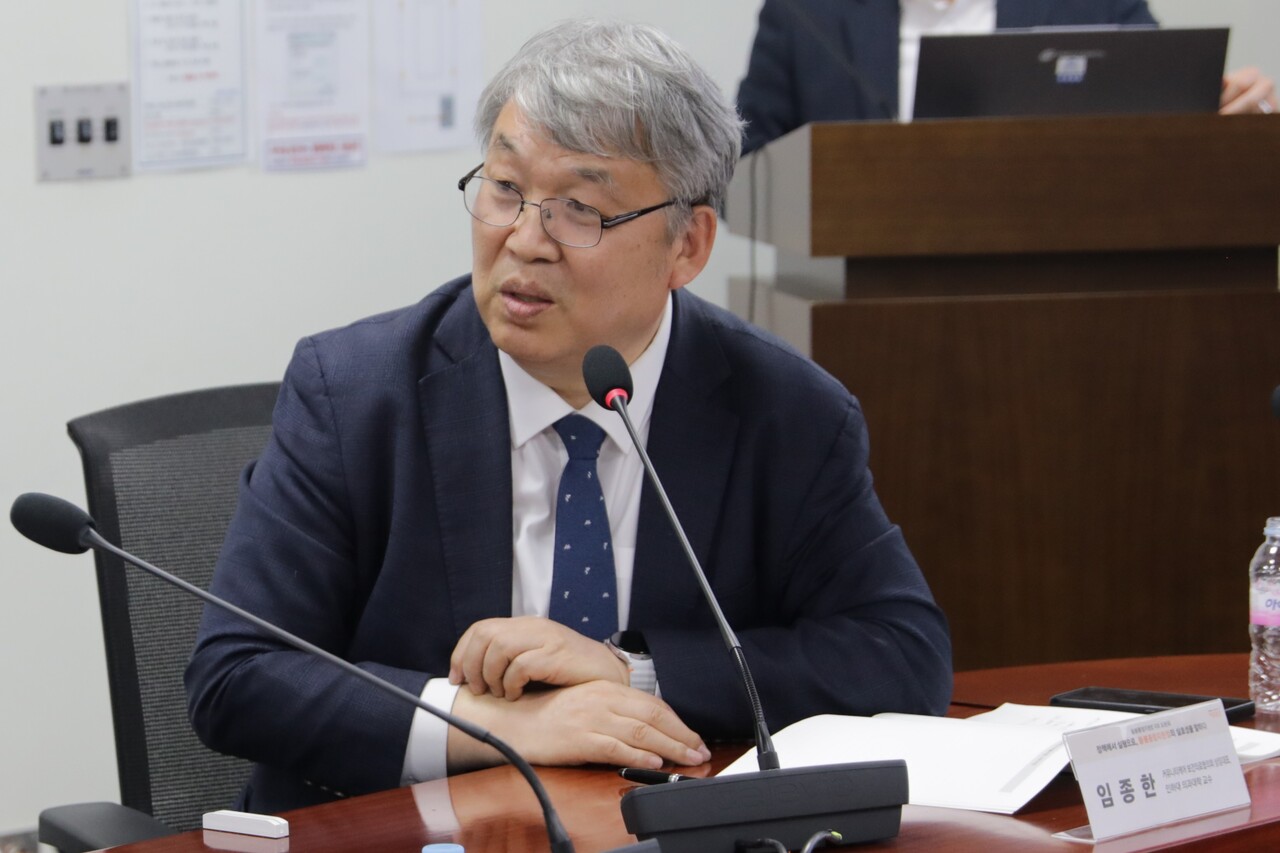 11일 서울 여의도 국회 국회의원관 제3간담회실에서 '정책에서 실행으로, 돌봄통합지원법의 실효성을 말하다' 토론회가 개최됐다. 발언하는 임종한 인하대 교수. 2025.04.11/사진=조은결 기자