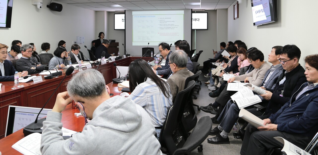 4월 11일 김연아 성공회대학교 교수가 발제를 발표하고 있는 돌봄통합지원법 국회토론회 모습 / 2025. 04. 11. 이수진 에디터