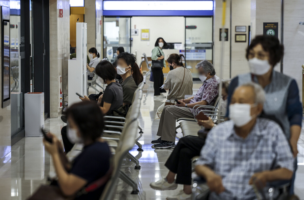 서울의 한 대학병원에서 환자들이 진료를 받기 위해 대기하고 있다. / 사진=뉴시스