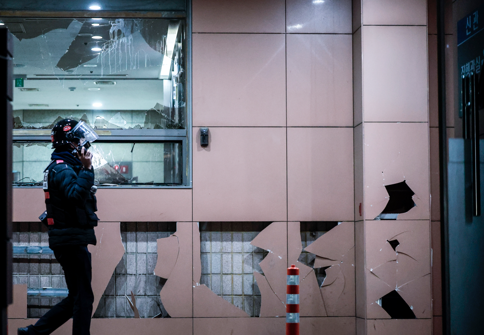 윤석열 대통령의 구속영장이 발부된 1월 19일 서울 마포구 서울서부지방법원의 유리창이 윤 대통령 지지자들에 의해 파손되어 있다. / 사진=뉴시스