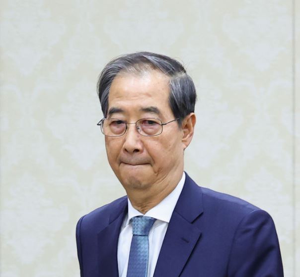 한덕수 대통령 권한대행 국무총리가 10일 정부서울청사에서 열린 국정현안관계장관회의에 입장하고 있다. 2025.04.10./뉴시스