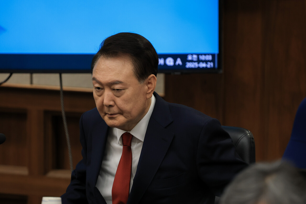 사진공동취재단 = 윤석열 씨가 21일 오전 서울 서초구 서울중앙지방법원에서 열린 내란 우두머리 혐의에 대한 두 번째 정식 재판에 출석하고 있다. 2025.04.21./뉴시스