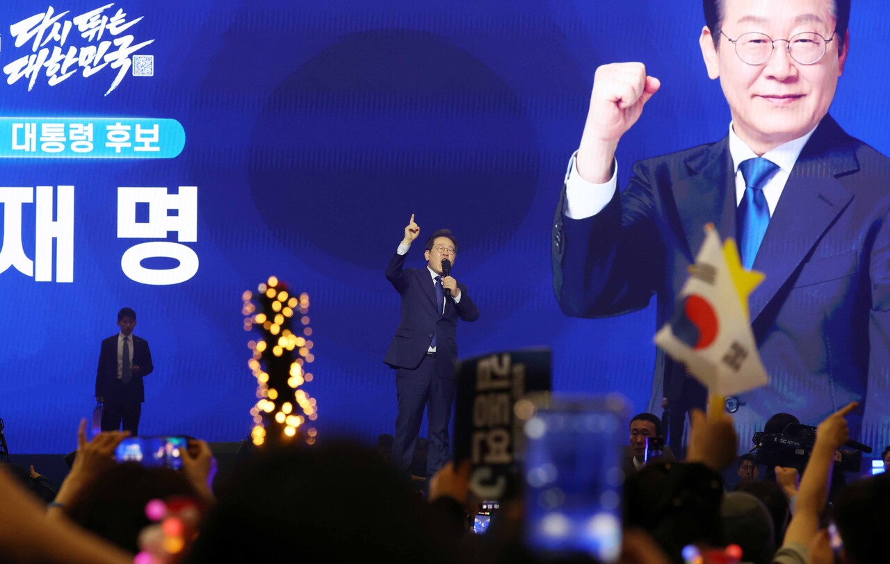 27일 경기도 고양시 킨텍스에서 열린 더불어민주당 제21대 대통령 선거 후보자 선출을 위한 수도권·강원·제주 합동연설회에서 이재명 후보가 대선후보로 선출된 후 수락연설을 하고 있다. 2025.04.27. /뉴시스