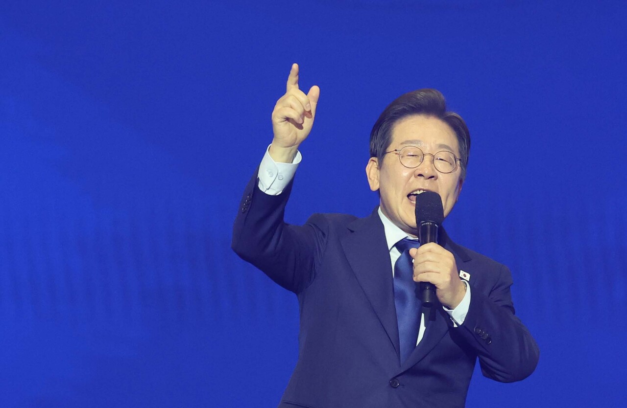 27일 경기도 고양시 킨텍스에서 열린 더불어민주당 제21대 대통령 선거 후보자 선출을 위한 수도권·강원·제주 합동연설회에서 이재명 후보가 대선후보로 선출된 후 수락연설을 하고 있다. (공동취재) 2025.04.27.