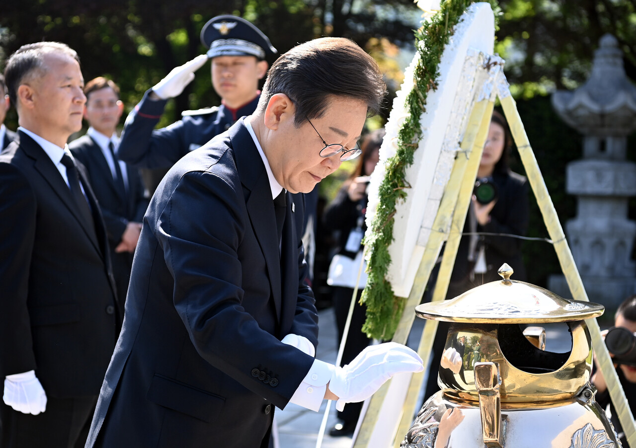 이재명 제21대 대통령 선거 더불어민주당 대선 후보가 28일 오전 서울 동작구 국립서울현충원 내 고(故) 이승만 전 대통령 묘역을 찾아 분향하고 있다. (공동취재) 2025.04.28./뉴시스