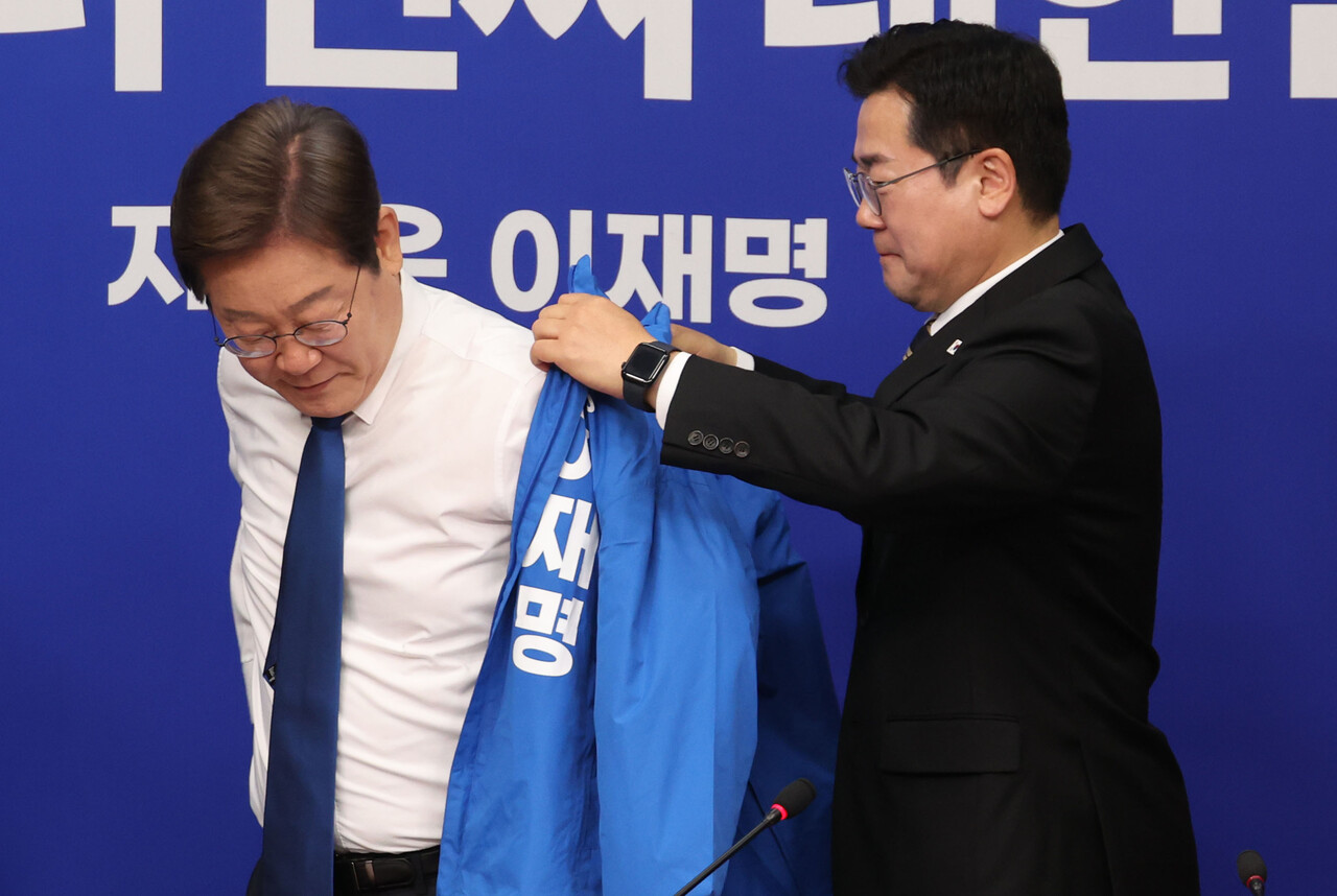 박찬대 더불어민주당 대표 직무대행 겸 원내대표가 28일 오전 서울 여의도 국회에서 열린 최고위원회의에서 이재명 더불어민주당 제21대 대통령 선거 후보에게 선거운동복을 입혀주고 있다. 2025.04.28./뉴시스
