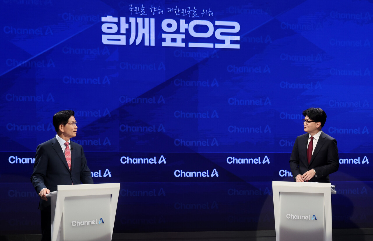 제21대 대통령 선거 국민의힘 2차 경선 진출자인 김문수(왼쪽), 한동훈 후보가 24일 서울 종로구 동아미디어센터 채널A 오픈스튜디오에서 열린 2차 경선토론회 1:1 맞수 토론에 앞서 대화하고 있다. 2025.04.24./뉴시스