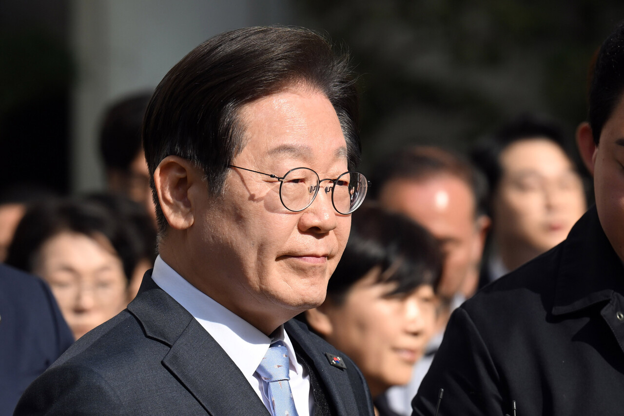 이재명 더불어민주당 대표가 26일 서울 서초구 서울고등법원에서 열린 공직선거법 위반 혐의 항소심 선고 공판에서 무죄를 선고받은 뒤 법원을 나서고 있다./사진=뉴시스