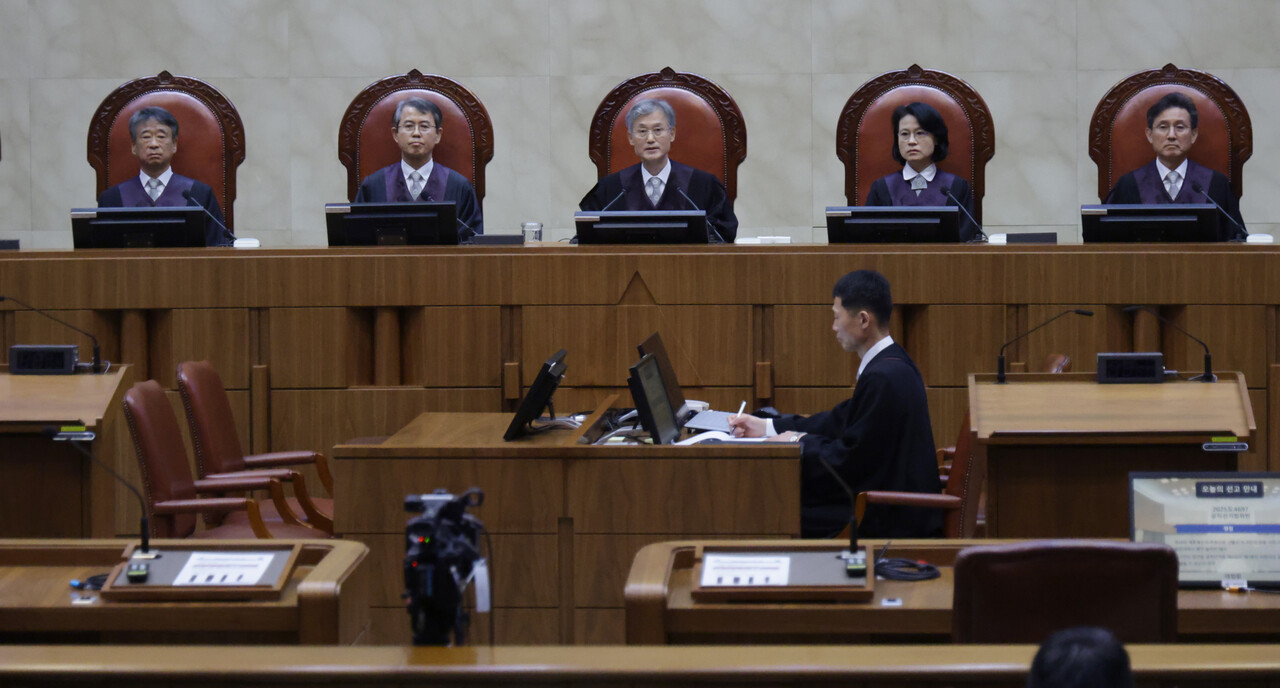 사진공동취재단 = 조희대 대법원장이 1일 오후 더불어민주당 이재명 대선 후보의 공직선거법 사건 전원합의체 선고를 위해 서울 서초구 대법원 대법정에 입장해 장내 정돈을 선언하고 있다. 2025.05.01./뉴시스