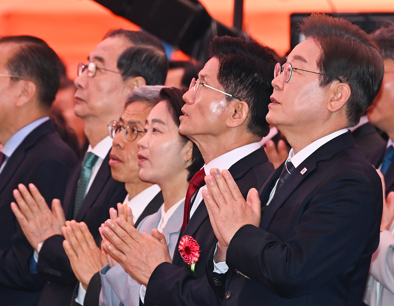 5일 서울 종로구 조계사에서 열린 부처님오신날 봉축법요식 육법공양에서 대선 후보들이 헌화 후 합장 있다. 앞줄 오른쪽부터 이재명 더불어민주당 대선 후보, 김문수 국민의힘 대선 후보, 김재연 진보당 대선 후보, 권영국 정의당 대선 후보, 한덕수 무소속 대선 예비후보. (대통령실통신사진기자단)/뉴시스