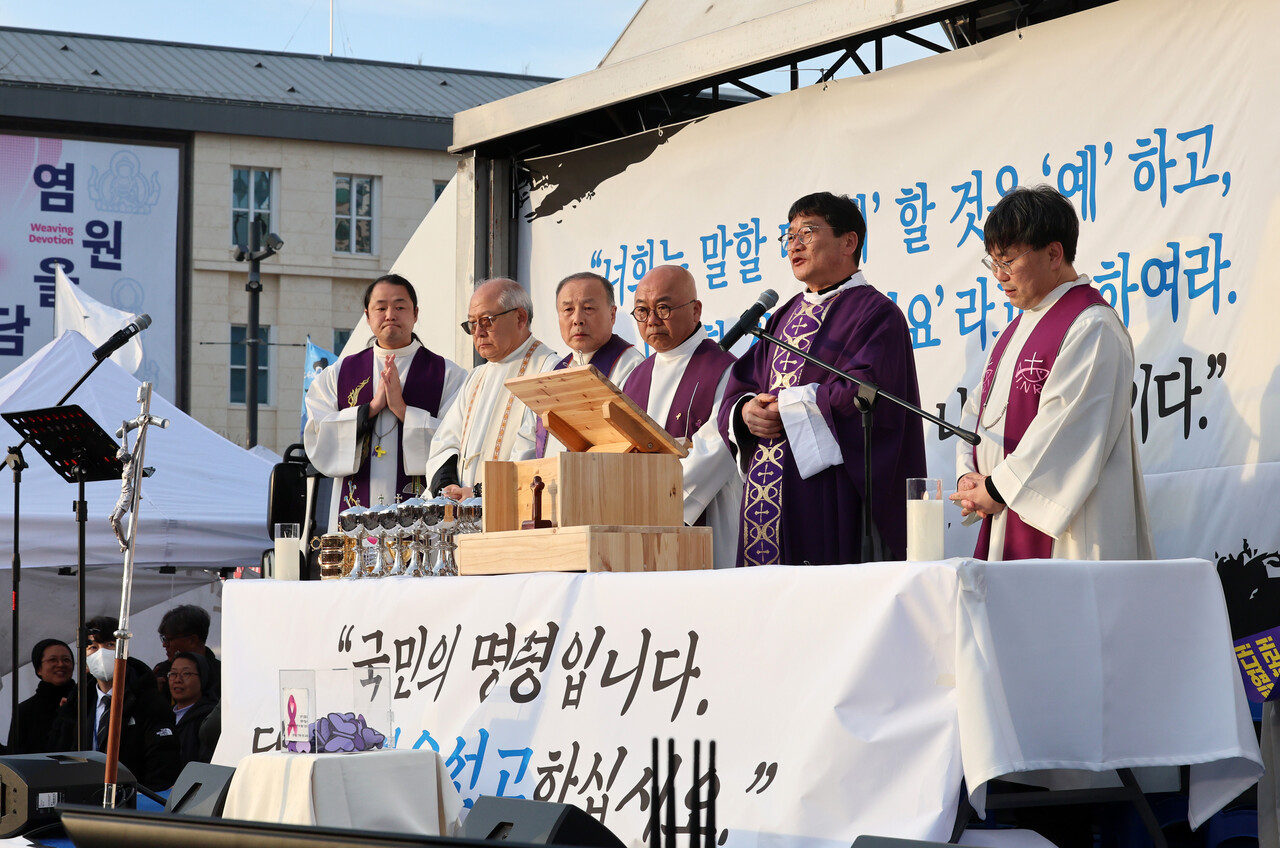 서울 종로구 열린송현녹지광장에서 천주교정의구현전국사제단이 주최한 윤석열에 대한 헌법재판소의 조속한 파면선고를 촉구하는 시국미사가 진행되고 있다. 2025.03.31./자료사진=뉴시스
