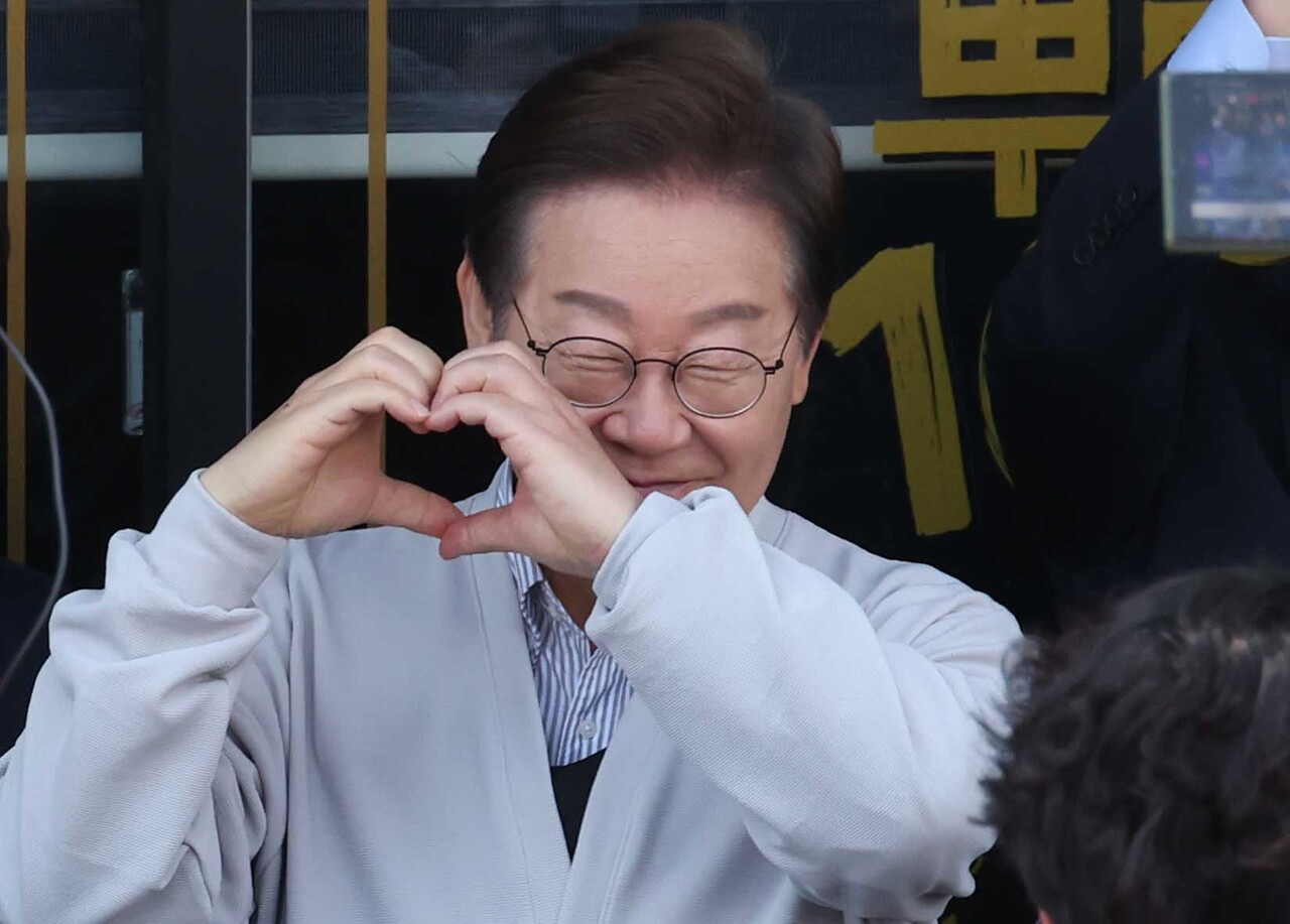 민심을 청취하는 '경청 투어'에 나선 이재명 더불어민주당 대선후보가 7일 전북 진안군 새참거리 인근에서 즉흥 연설을 하던 중 손으로 하트를 그리고 있다./사진=뉴시스