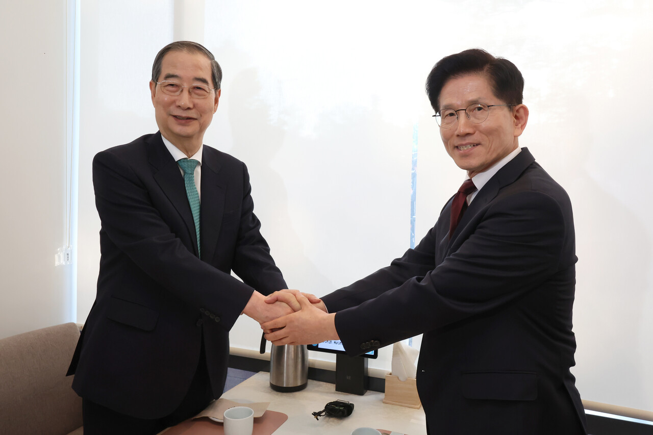 김문수 국민의힘 대선 후보와 한덕수 무소속 대선 후보가 7일 서울 종로구의 한 식당에서 단일화 관련 회동을 하고 있다. /사진=뉴시스