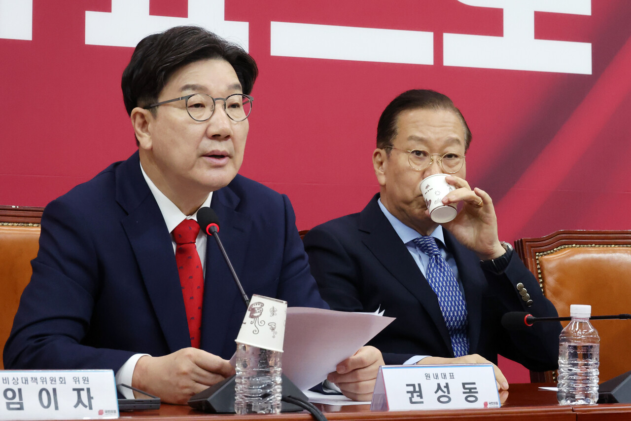 권성동(왼쪽) 국민의힘 원내대표가 8일 오전 서울 여의도 국회에서 열린 비상대책위원회의에서 발언하는 가운데 권영세 비대위원장이 물을 마시고 있다./사진=뉴시스