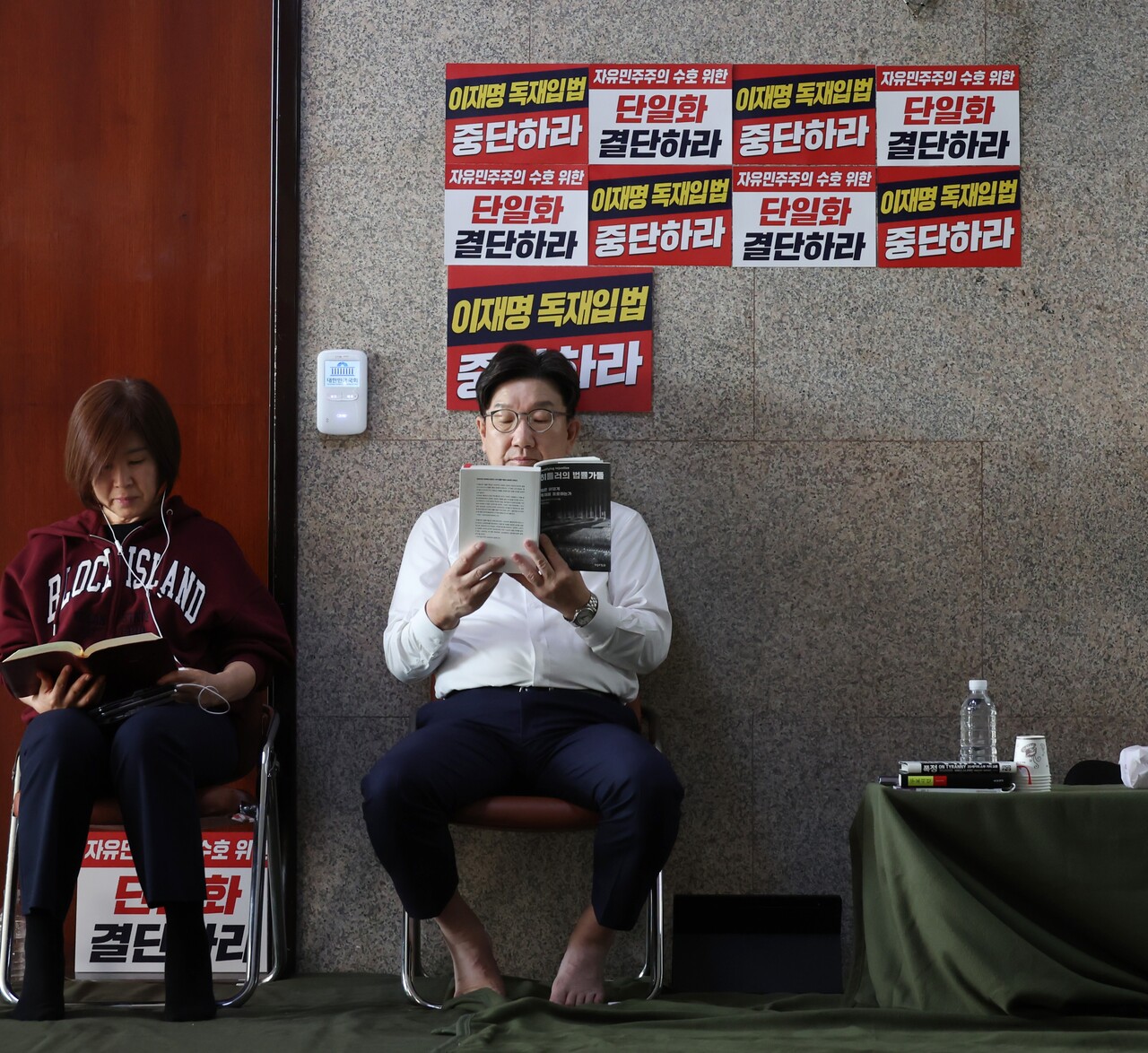 당 대선 후보 단일화 등을 촉구하며 단식 농성에 돌입한 권성동 국민의힘 원내대표와 김미애 의원이 8일 오전 서울 여의도 국회 원내대표실 앞에서 책을 읽고 있다. /사진=뉴시스