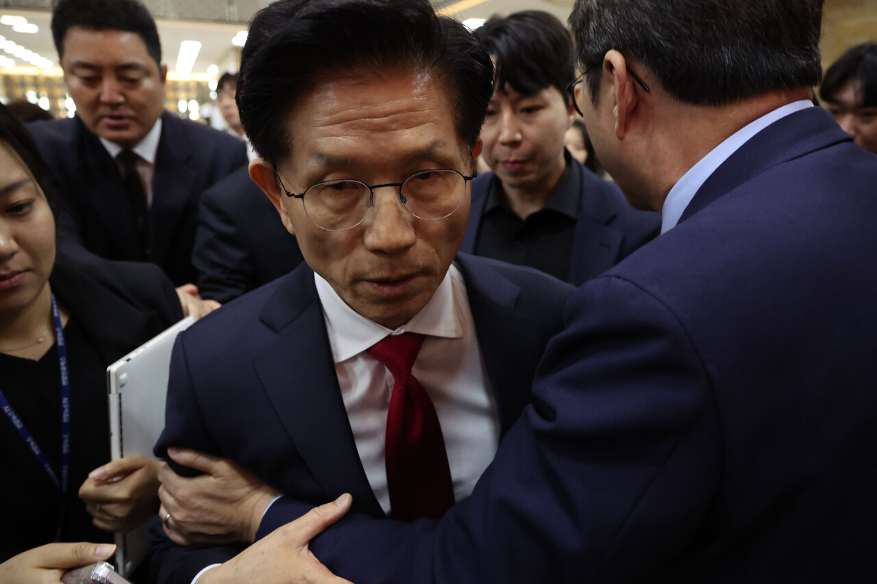 김문수 국민의힘 대선 후보가 9일 오전 서울 여의도 국회에서 열린 의원총회에서 권영세 비상대책위원장의 발언을 마치고 의총장을 나서고 있다./사진=뉴시스