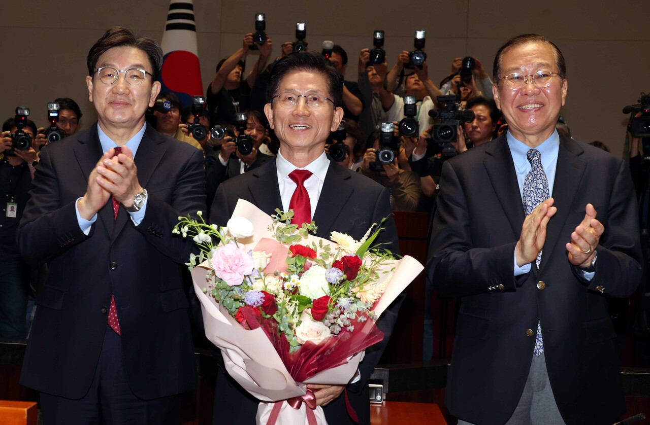 김문수 국민의힘 대선후보가 9일 서울 여의도 국회에서 열린 의원총회에서 권영세 비상대책위원장과 권성동 원내대표에게 꽃다발을 받고 기념촬영을 하고 있다./사진=뉴시스