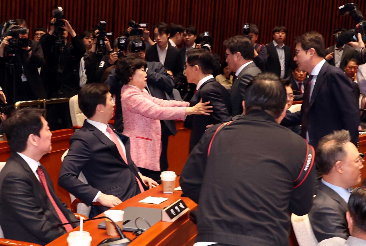 김문수 국민의힘 대선후보가 9일 서울 여의도 국회에서 열린 의원총회에서 나가려고 하자 조배숙(왼쪽) 의원이 손으로 가로막고 있다. /사진=뉴시스