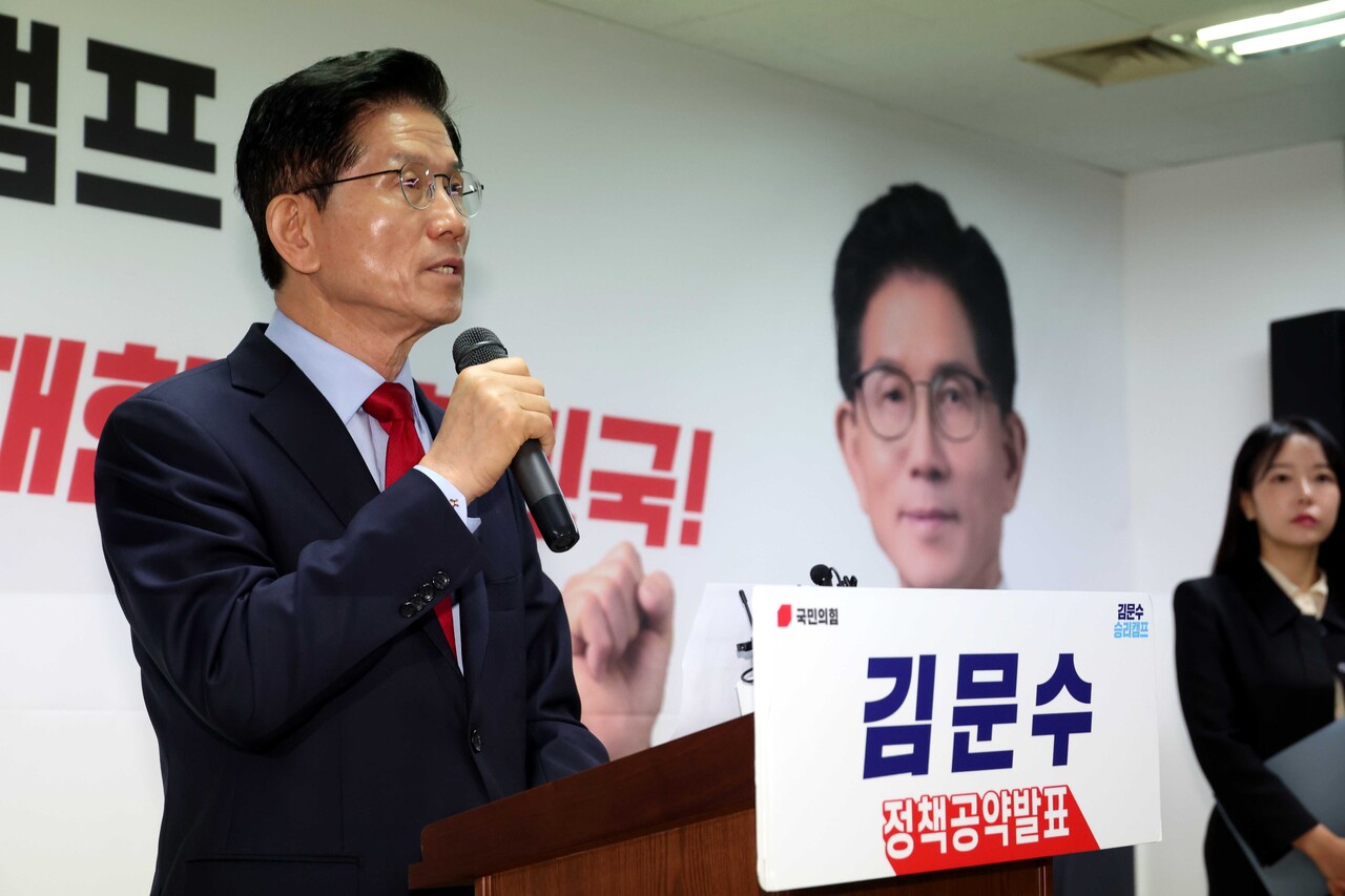 김문수 국민의힘 대선후보가 10일 오전 서울 여의도 캠프 사무실에서 긴급기자회견을 열고 당 지도부가 대선 후보 재선출 절차를 밟는 것에 대한 입장 발표를 하고 있다. 2025.05.10./뉴시스