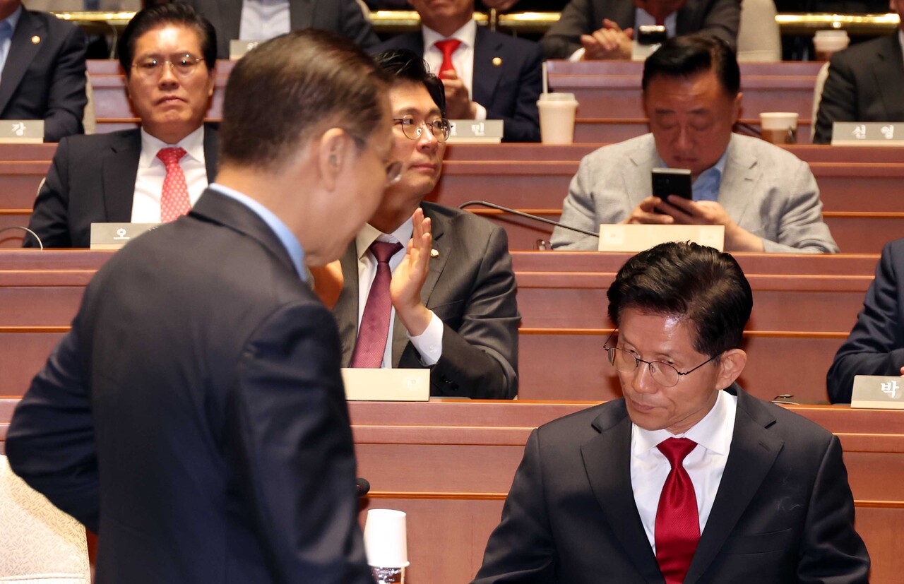 김문수 국민의힘 대선후보가 9일 서울 여의도 국회에서 열린 의원총회에서 발언을 마치고 떠나는 권영세 비대위원장을 바라보고 있다. 2025.05.09./뉴시스
